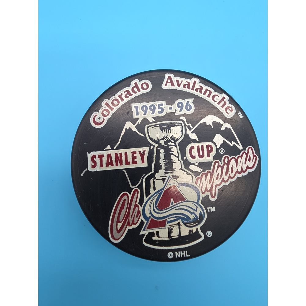 Colorado Avalanche 1995 - 1996 Stanley Cup Champions Puck NHL Team Roster